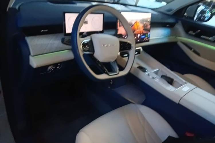 Used Chery Fengyun T9 2024 120 Long-Range Flagship Version 7 Seats Ternary Lithium Center Console