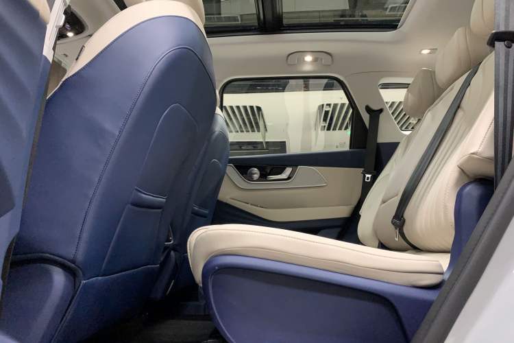 Used Chery Fengyun T9 2024 120 Long-Range Flagship Version 7 Seats Ternary Lithium Interior 3