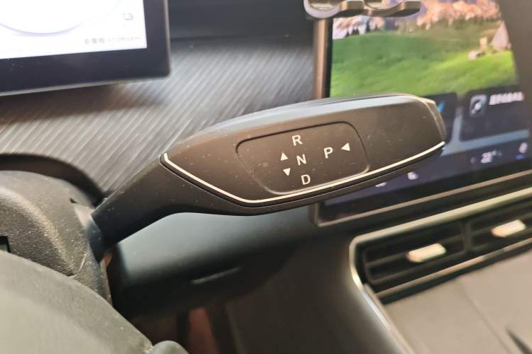 Used Chery Fengyun T9 2024 120 Long-Range Luxury Version 5 Seats Ternary Lithium Gear Lever