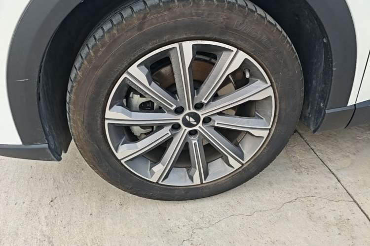 Used Chery Fengyun T9 2024 120 Long-Range Comfort Version 7-Seater Lithium-Ion Battery Left Front Wheel Hub
