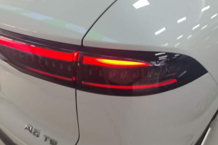 Used Chery Fengyun T9 2024 120 Long-Range Standard Version 5 Seats Lithium-NMC Battery Right Rear Taillight