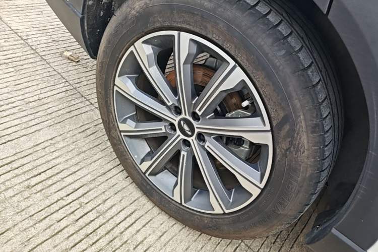 Used Chery Fengyun T9 2024 120 Long-Range Comfort Version 7-Seater Lithium-Ion Battery Right Rear Wheel Hub