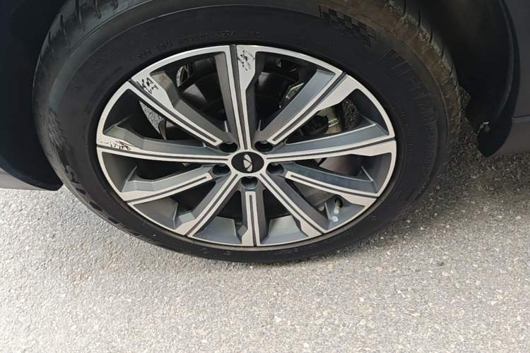 Used Chery Fengyun T9 2024 120 Long-Range Standard Version 5 Seats Lithium-NMC Battery Right Rear Wheel Hub
