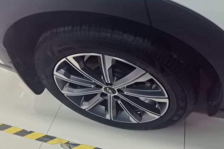 Used Chery Fengyun T9 2024 120 Long-Range Standard Version 5 Seats Lithium-NMC Battery Right Rear Wheel Hub