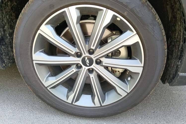 Used Chery Fengyun T9 2025 120 Long-Range Prestige Version 5 Seats Lithium Iron Phosphate Right Front Wheel Hub