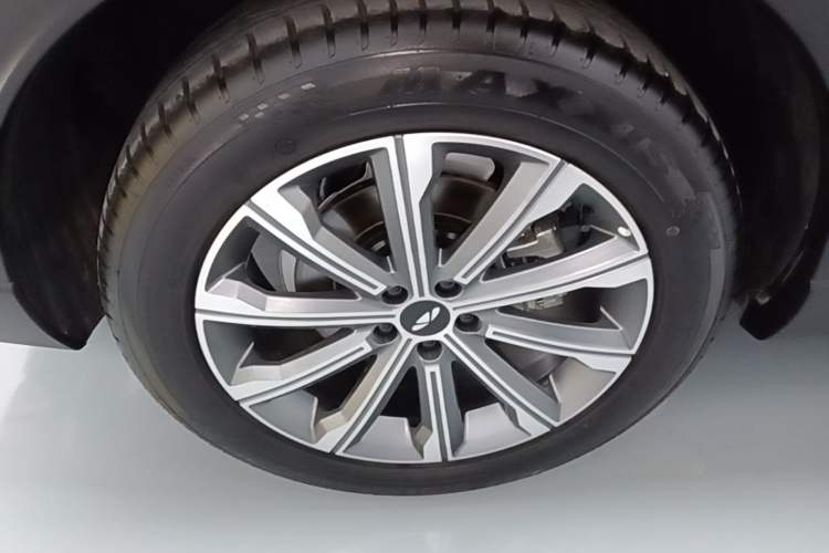 Used Chery Fengyun T9 2025 120 Long-Range Luxury Version 5 Seats Lithium Iron Phosphate Right Rear Wheel Hub