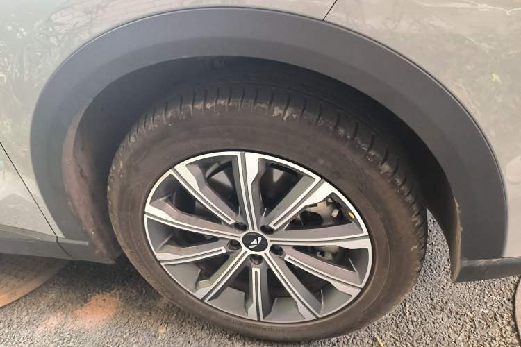 Used Chery Fengyun T9 2025 120 Long-Range Luxury Version 7 Seats Lithium Iron Phosphate Right Front Wheel Hub