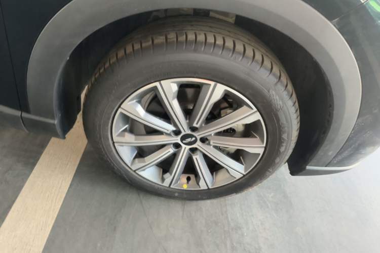 Used Chery Fengyun T9 2025 120 Long-Range Luxury Version 7 Seats Lithium Iron Phosphate Right Rear Wheel Hub
