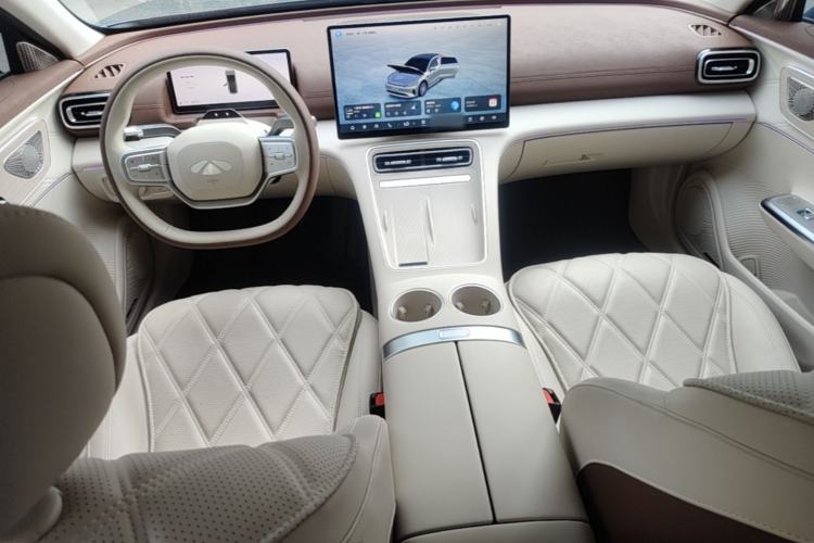 Used Chery Fengyun Fulwin A9L 2025 Model, Guanghui Four-Wheel Drive Peak Edition Center Console