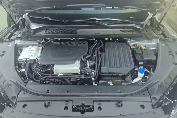 Used Chery Fengyun Fulwin A9L 2025 Model, Four-Wheel Drive High-Energy Peak Edition Engine Bay