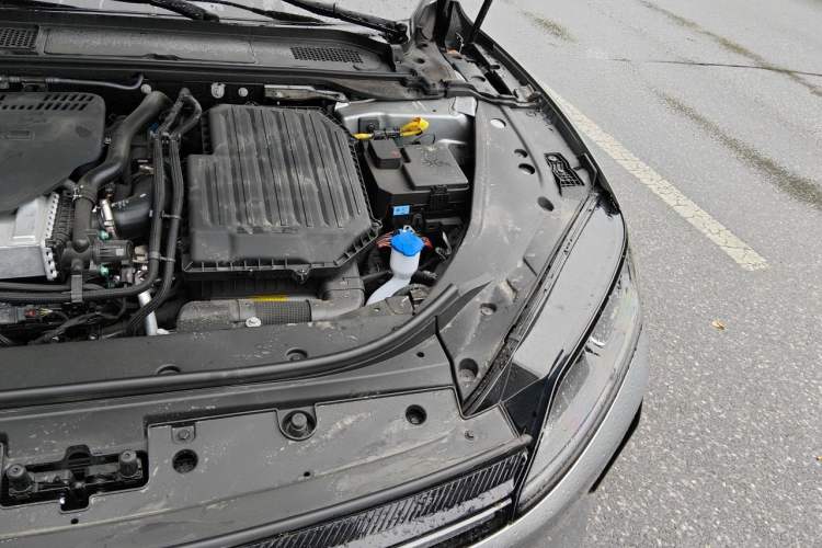 Used Chery Fengyun Fulwin A9L 2025 Model, Guanghui Four-Wheel Drive Peak Edition Engine Bay Left