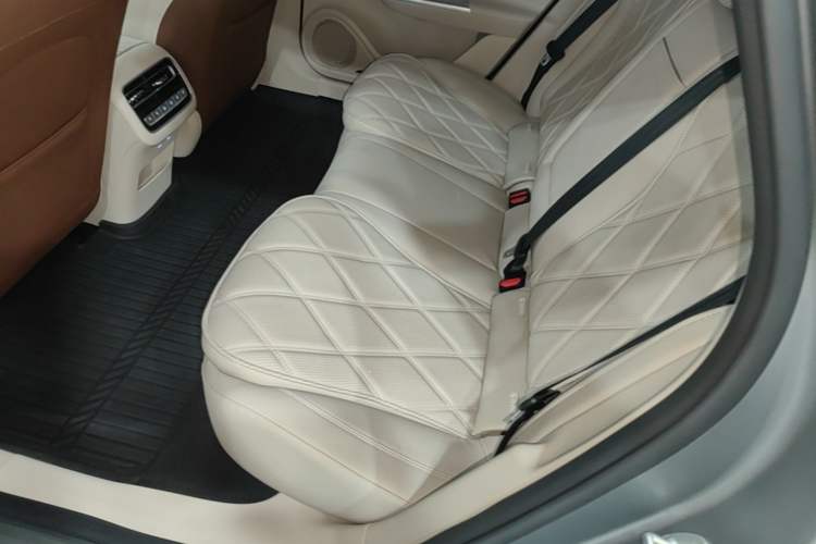 Used Chery Fengyun Fulwin A9L 2025 Model, Guanghui Four-Wheel Drive Peak Edition Left Rear Seat