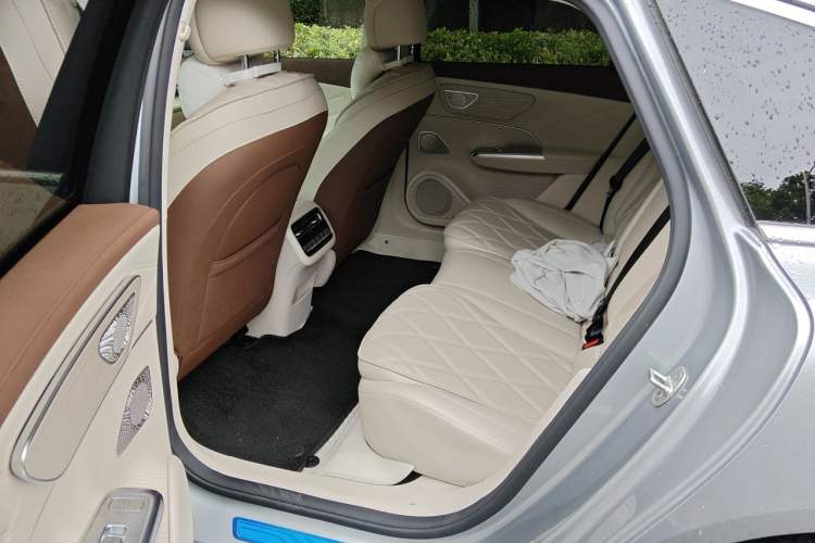 Used Chery Fengyun Fulwin A9L 2025 Model, Guanghui Four-Wheel Drive Peak Edition Left Rear Seat