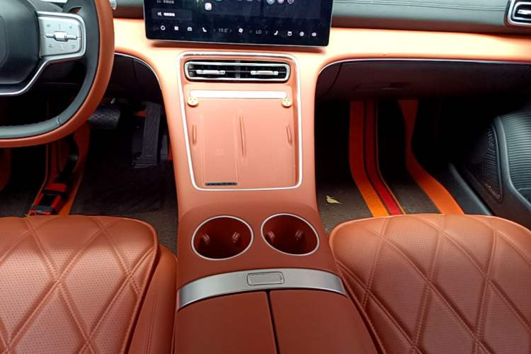 Used Chery Fengyun Fulwin A9L 2025 Model, 260 Boya Luxury Edition Gear Lever