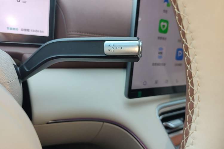 Used Chery Fengyun Fulwin A9L 2025 Model, 260 Boya Luxury Edition Gear Lever