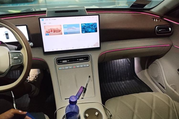 Used Chery Fengyun Fulwin A9L 2025 Model, Four-Wheel Drive High-Energy Peak Edition Center Console