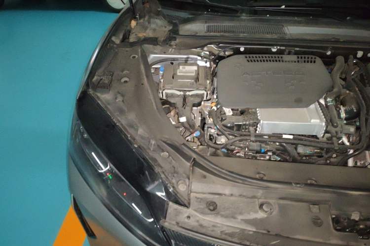 Used Chery Fengyun Fulwin A9L 2025 Model, Four-Wheel Drive High-Energy Peak Edition Engine Bay Right