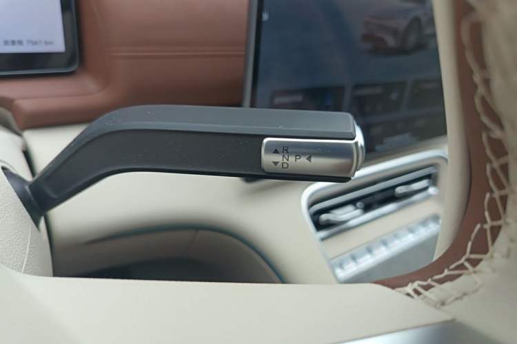 Used Chery Fengyun Fulwin A9L 2025 Model, 260 Boya Luxury Edition Gear Lever