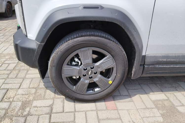 Used Chery Fengyun Fulwin X3 2025 Model 401 Ya Shang Edition Left Front Wheel Hub