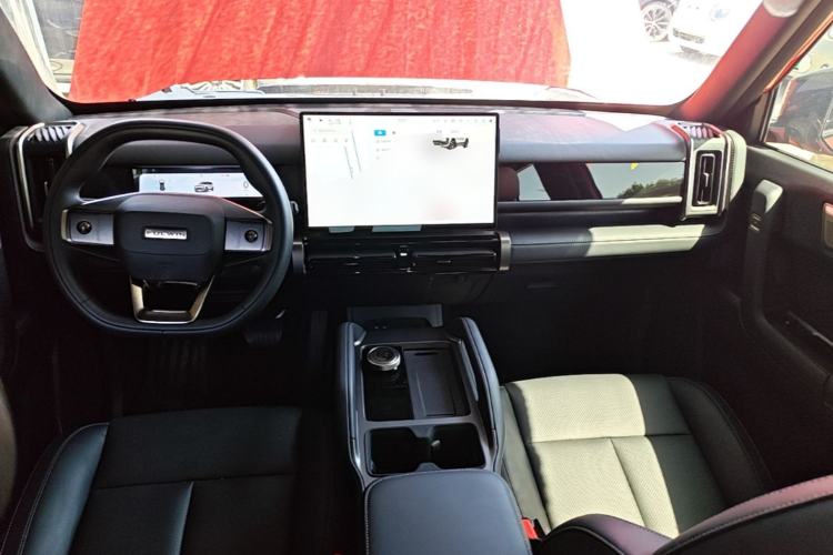 Used Chery Fengyun Fulwin X3 Plus 2025 Model 501 Four-Wheel Drive Smart Leading Edition Center Console