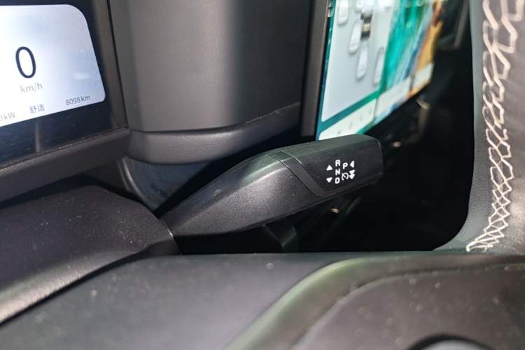 Used Chery Fengyun Fulwin X3 Plus 2025 Model 501 Four-Wheel Drive Smart Leading Edition Gear Lever