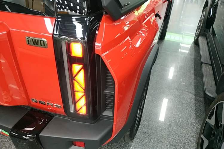 Used Chery Fengyun Fulwin X3 Plus 2025 Model 501 Four-Wheel Drive Smart Leading Edition Right Rear Taillight