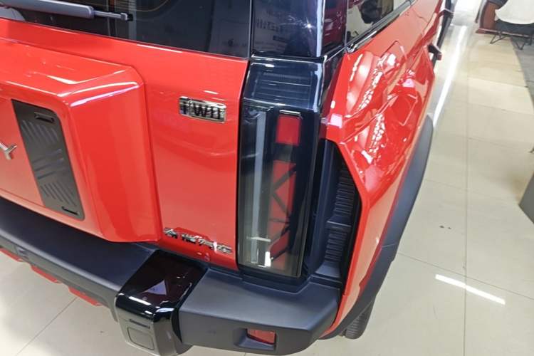 Used Chery Fengyun Fulwin X3 Plus 2025 Model 501 Four-Wheel Drive Smart Leading Edition Right Rear Taillight