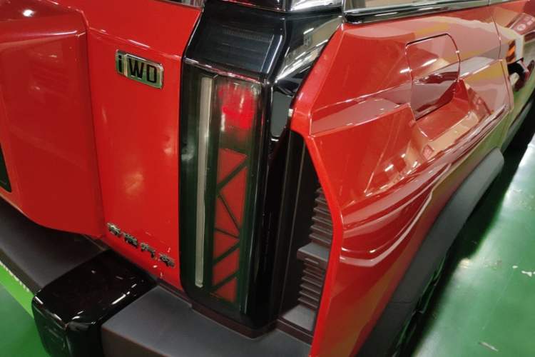 Used Chery Fengyun Fulwin X3 Plus 2025 Model 501 Four-Wheel Drive Smart Leading Edition Right Rear Taillight