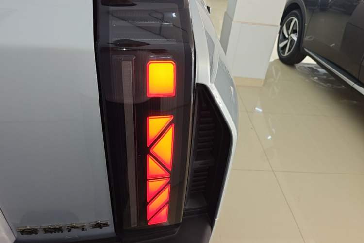 Used Chery Fengyun Fulwin X3 Plus 2025 Model 401 Two-Wheel Drive Smart Leading Edition Right Rear Taillight