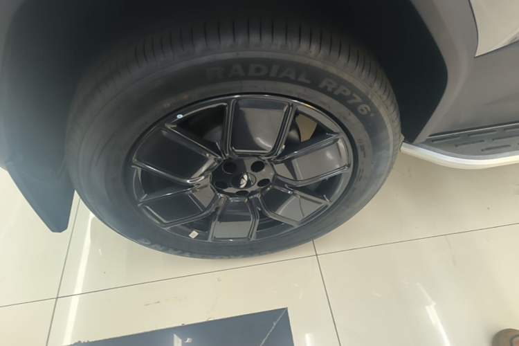 Used Chery Fengyun Fulwin X3L 2025 Model 215 Smart Driving Edition Right Rear Wheel Hub