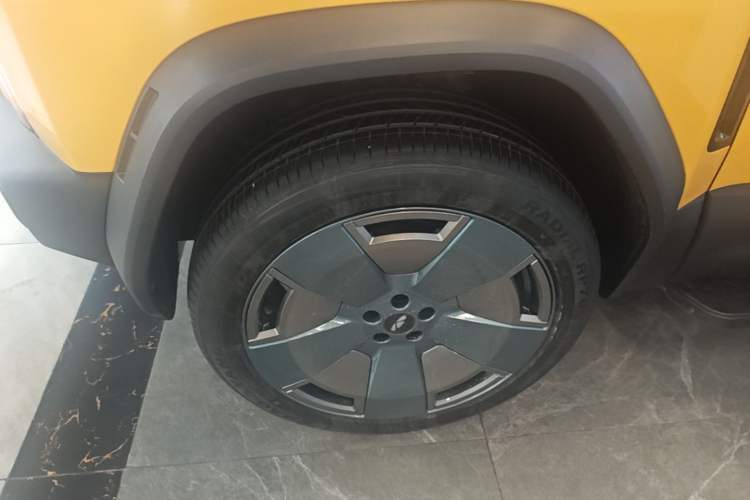 Used Chery Fengyun Fulwin X3L 2025 Model 205 All-Wheel Drive High-Energy Edition Left Front Wheel Hub