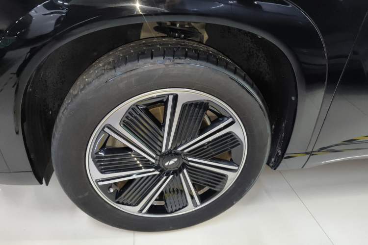 Used Chery Fengyun T10 2024 210 Luxury Edition Left Front Wheel Hub