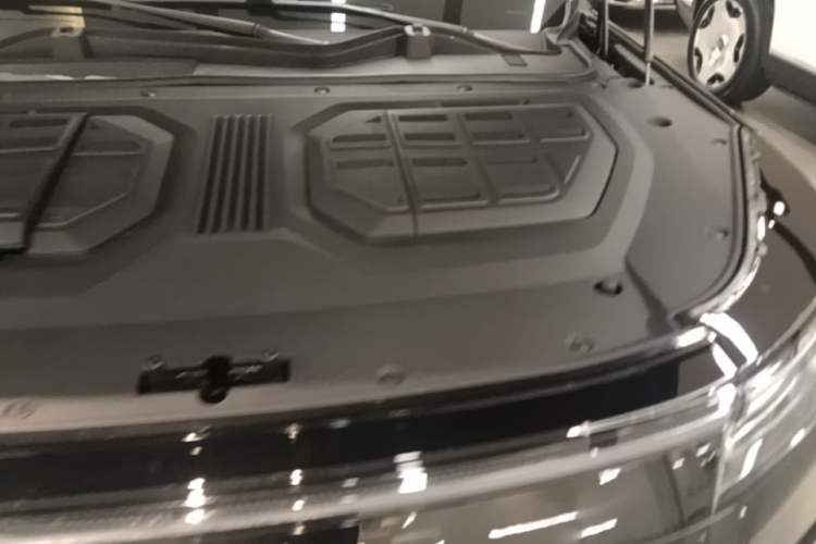 Used Chery Fengyun T11 2026 Model 220 All-Wheel Drive Family Fun Edition Engine Bay Left
