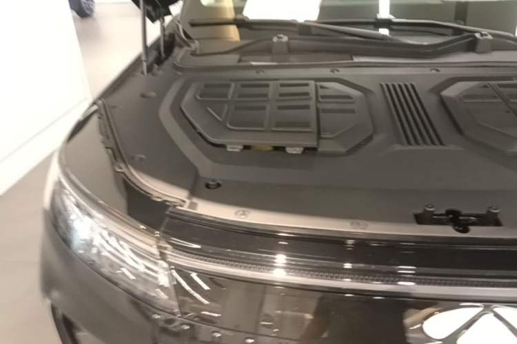 Used Chery Fengyun T11 2026 Model 220 All-Wheel Drive Family Fun Edition Engine Bay Right