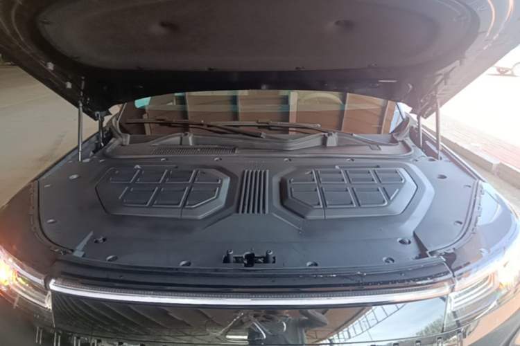 Used Chery Fengyun T11 2026 Model 220 All-Wheel Drive Family Fun Edition Engine Bay