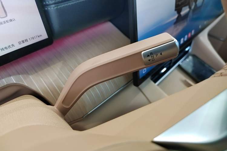 Used Chery Fengyun T11 2026 Model 220 All-Wheel Drive Family Fun Edition Gear Lever