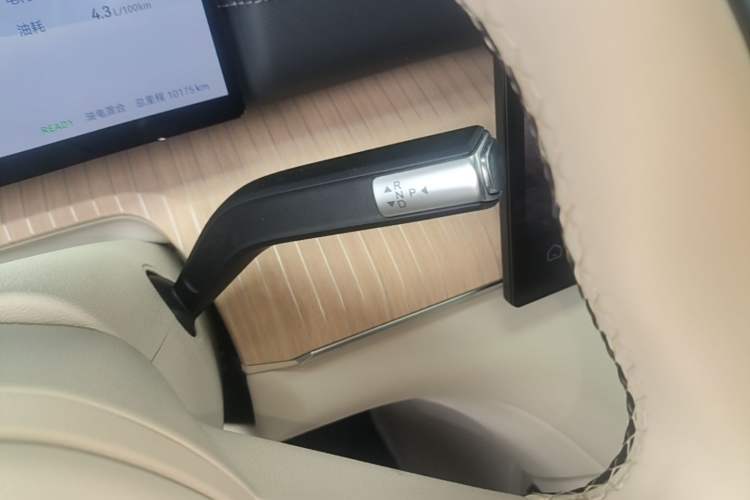 Used Chery Fengyun T11 2026 Model 220 All-Wheel Drive Family Fun Edition Gear Lever