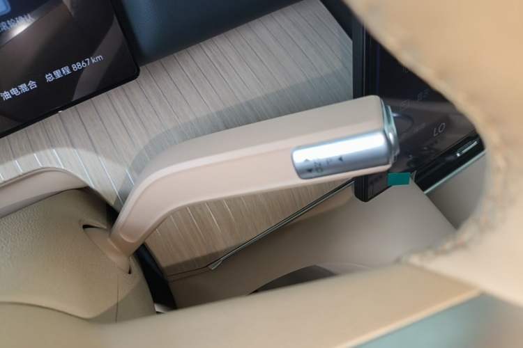 Used Chery Fengyun T11 2026 Model 220 All-Wheel Drive Dual IMAX Theater Edition Gear Lever