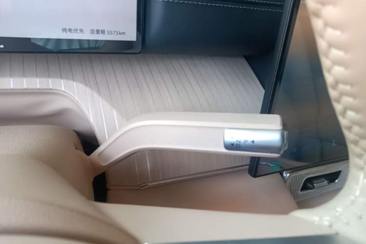 Used Chery Fengyun T11 2026 Model 220 All-Wheel Drive Family Fun Edition Gear Lever