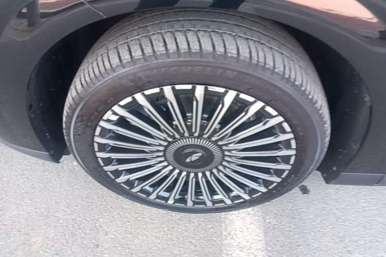 Used Chery Fengyun T11 2026 Model 220 All-Wheel Drive Family Fun Edition Left Front Wheel Hub