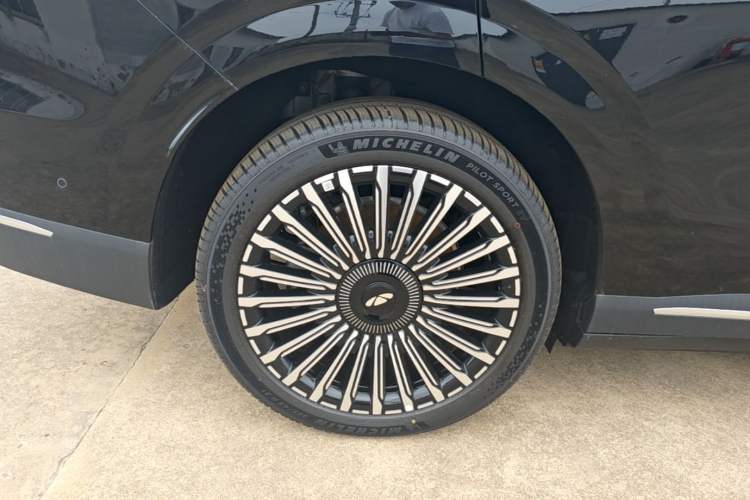 Used Chery Fengyun T11 2026 Model 220 All-Wheel Drive Family Fun Edition Right Rear Wheel Hub