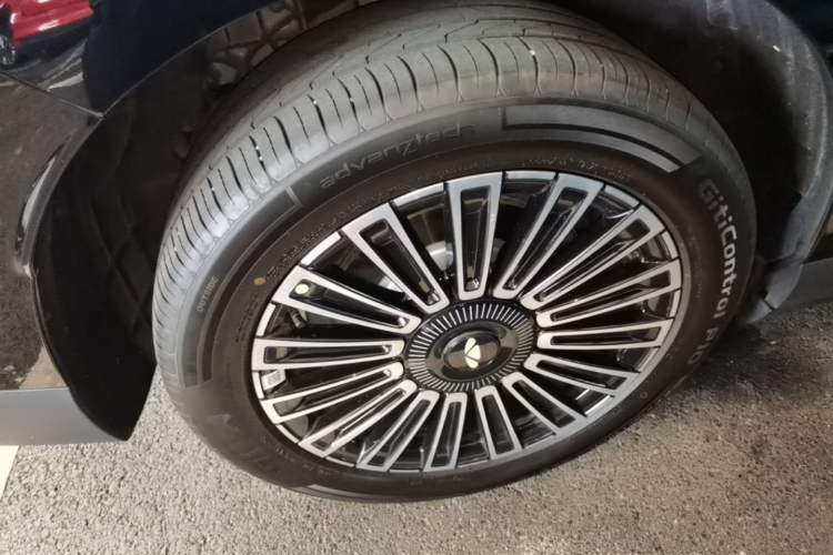 Used Chery Fengyun T11 2026 Model 220 Rear-Drive Dual IMAX Theater Edition Right Rear Wheel Hub