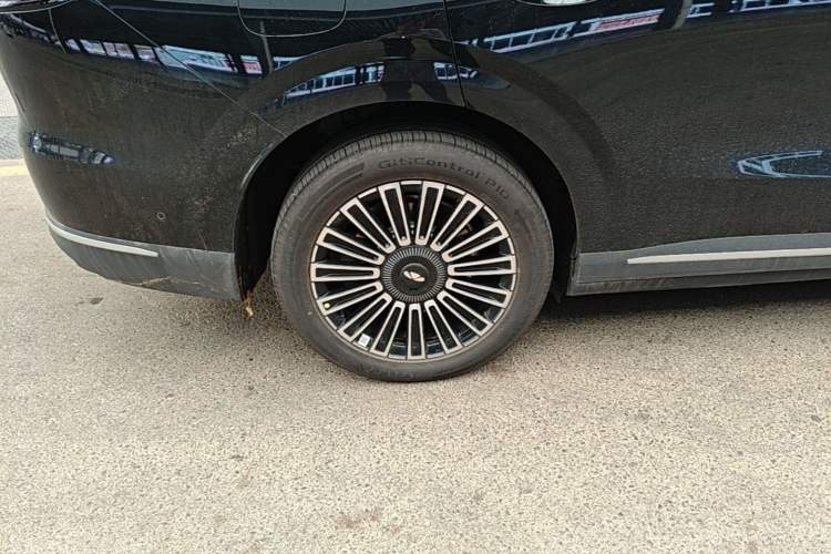 Used Chery Fengyun T11 2026 Model 220 Rear-Drive Dual IMAX Theater Edition Right Rear Wheel Hub