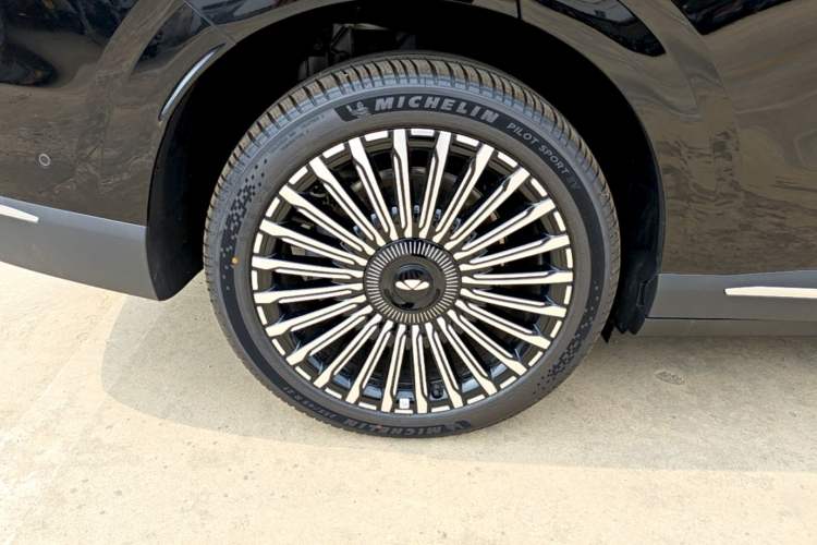 Used Chery Fengyun T11 2026 Model 220 All-Wheel Drive Family Fun Edition Right Rear Wheel Hub