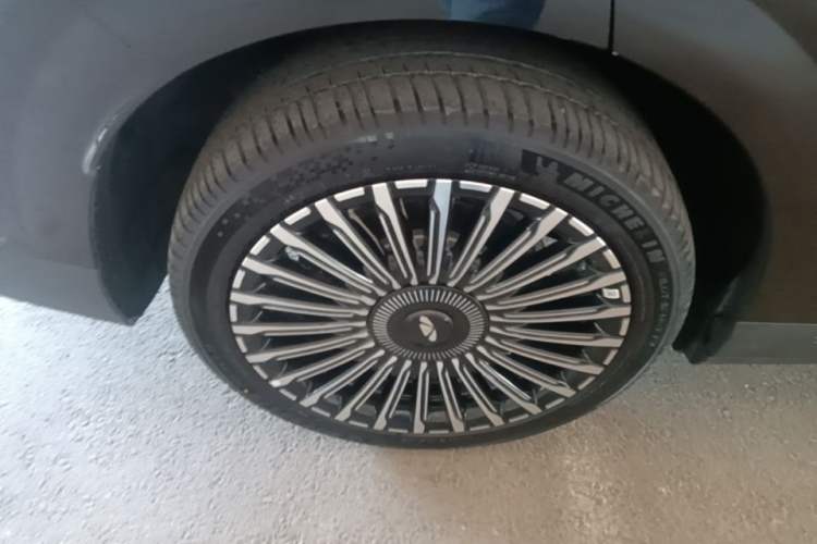 Used Chery Fengyun T11 2026 Model 220 All-Wheel Drive Family Fun Edition Right Rear Wheel Hub