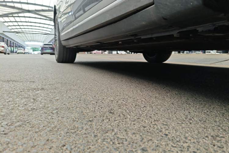 Used Chery Fengyun T11 2026 Model 220 Rear-Drive Dual IMAX Theater Edition Right Side Sill