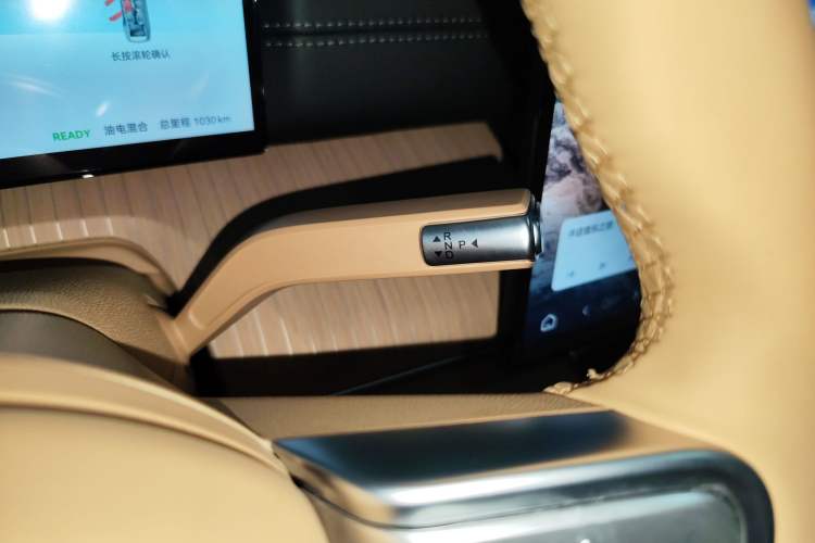 Used Chery Fengyun T11 2026 Model 220 All-Wheel Drive Dual IMAX Theater Edition Gear Lever