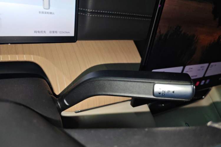 Used Chery Fengyun T11 2026 Model 220 All-Wheel Drive Family Fun Edition Gear Lever