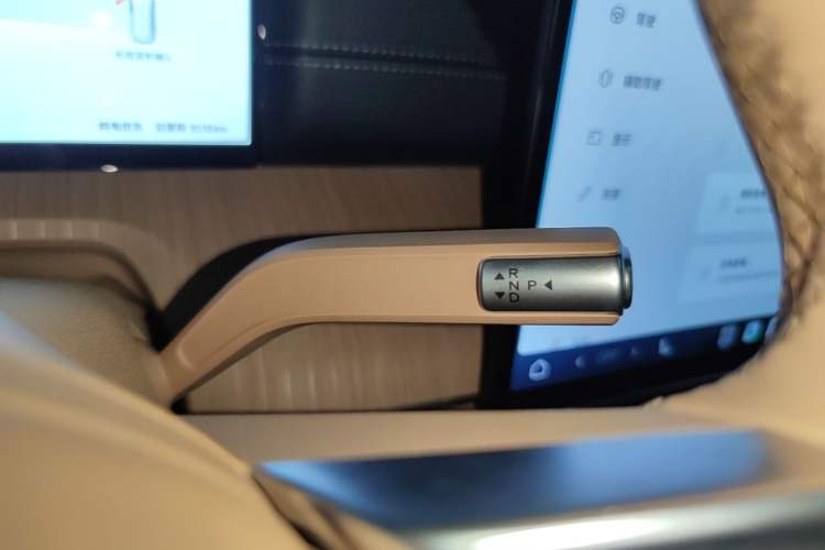 Used Chery Fengyun T11 2026 Model 220 All-Wheel Drive Family Fun Edition Gear Lever