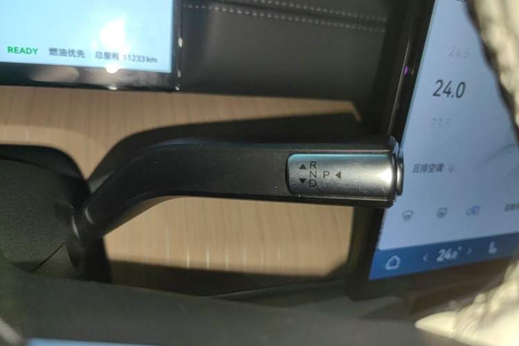 Used Chery Fengyun T11 2026 Model 220 All-Wheel Drive Family Fun Edition Gear Lever